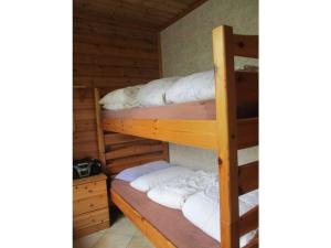 a room with two bunk beds in a cabin at Panorama Modern retreat in Hilders