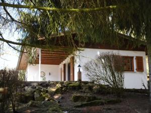 a white house with a tree in front of it at Panorama Modern retreat in Hilders