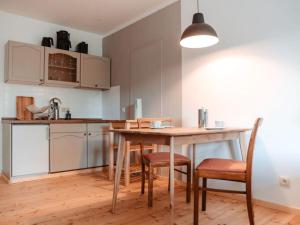 cocina con mesa y sillas en Granetal Quarter apartment Bocksberg, en Goslar