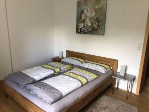 - un lit avec 2 oreillers dans l'établissement Vinum Modern retreat, à Ürzig