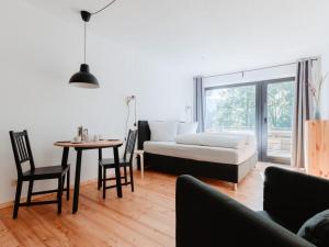 sala de estar con cama, mesa y sillas en Granetal Quarter apartment Bocksberg, en Goslar