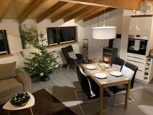 uma sala de estar com uma mesa e uma árvore de Natal em St Lambertus Apartment A em Lambertsberg