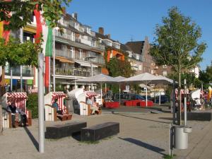 een parkeerplaats met stoelen en parasols voor een gebouw bij "Am Ahornweg" Modern retreat in Speelberg