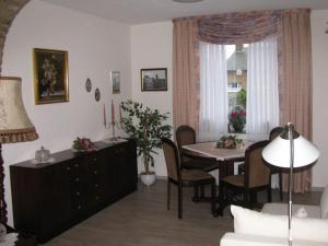 een woonkamer met een tafel en stoelen en een eetkamer bij "Am Ahornweg" Modern retreat in Speelberg