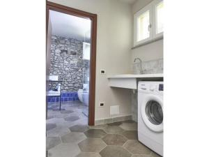 een keuken met een wasmachine en droger in de badkamer bij Via Roma 53 - Bedero in Brezzo