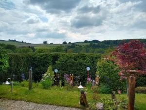 Ein Garten an der Unterkunft Panoramic view Modern retreat