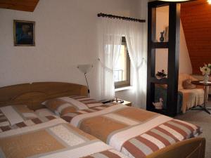 Una habitación de hotel con dos camas y una ventana. en Brown Modern Retreat, en Sankt Aldegund