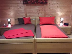 A bed or beds in a room at Palatinate Chalet in Großkarlbach