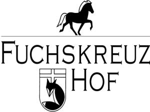 um sinal com um cavalo e as palavras "fritzz" porco hereditário em 1 Fuchskreuzhof Modern retreat em Simmersfeld