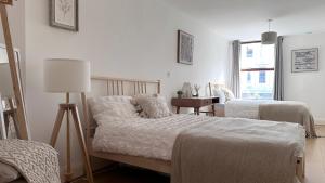 Cama o camas de una habitación en City Centre Apartment by Noire Property