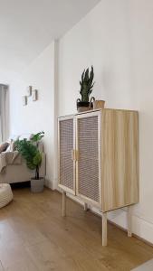 una sala de estar con un armario con cactus. en City Centre Apartment by Noire Property, en Mánchester