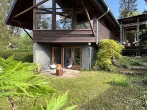 een huis met twee stoelen buiten bij Schlechtbach sawmill in Gschwend