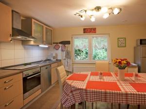 cocina con mesa y mantel rojo en chez Emil and Isabelle, en Rumbach