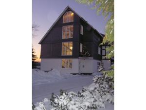 una casa en blanco y negro en la nieve en To the big picture, en Winterberg