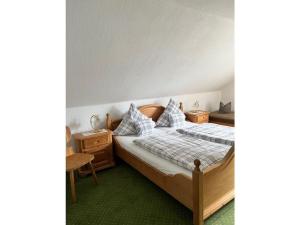 - une chambre avec un lit, une table et une chaise dans l'établissement Oberrain in the Ferienhaus Schenk, 