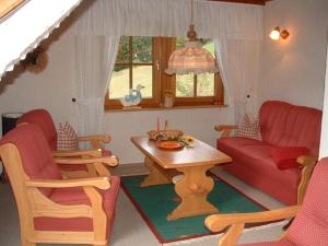 - un salon avec un canapé, une table et des chaises dans l'établissement Oberrain in the Ferienhaus Schenk, 