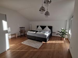 een slaapkamer met een bed in het midden van een kamer bij Favorite place 3 in Garmisch-Partenkirchen