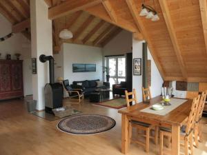 un salon avec une table en bois et un salon avec une cheminée dans l'établissement Gaienhofen Modern retreat, à Gaienhofen