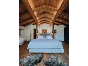 A bed or beds in a room at Chalet Alpin Modern retreat