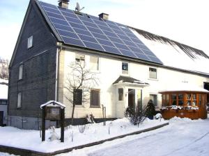 a house with solar panels on the roof in the snow at "Gänseliesel" Modern retreat in Willingen