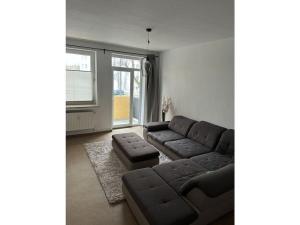 una sala de estar con un sofá y una mesa en Gießler Comfortable holiday residence, en Bremerhaven 2 fotos más
