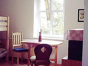 une chambre avec une table, deux chaises et une fenêtre dans l'établissement Heidehof Bunge Modern retreat, à Uelzen