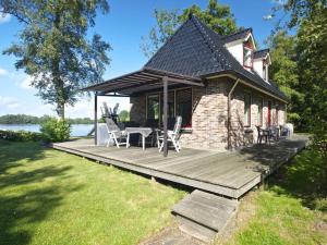 een huis met een terras met een tafel en stoelen bij Island "De Fokken" 