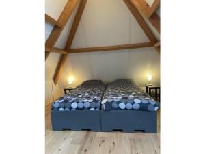 een slaapkamer met een bed op zolder bij Island "De Fokken" 