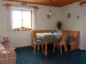 een eetkamer met een tafel en stoelen en een raam bij Hirschbichler Modern retreat in Berchtesgaden