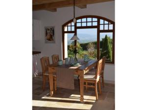 een eetkamer met een houten tafel en een raam bij Villa Taubenberg in Rinteln