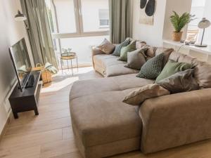 un soggiorno con 2 divani e una TV di Luxury apartment Bad Salzuflen a Bad Salzuflen