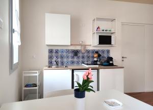A kitchen or kitchenette at Dimore della Fausa