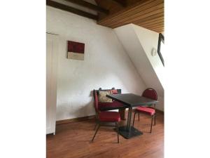 ein Esszimmer mit einem Tisch und 2 Stühlen in der Unterkunft Apartment in the Schildesch town center in Bielefeld
