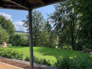 eine Veranda mit Gartenblick in der Unterkunft 2 with sauna holiday home Poppenhausen in Poppenhausen
