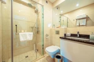 La salle de bains est pourvue d'une douche, de toilettes et d'un lavabo. dans l'établissement Red Rock Resort, à Oulan-Bator