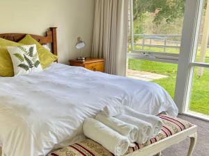 Farm stay on the Bega river في بيغا: غرفة نوم عليها سرير وفوط