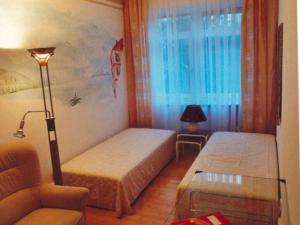 um quarto com 2 camas, um candeeiro e um sofá em Exclusively in Konstanz Paradies em Constança