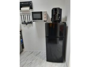 eine Küche mit einem Kühlschrank und einer Mikrowelle in der Unterkunft Apartment Almrausch in Berchtesgaden