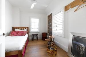 1 dormitorio con 1 cama y chimenea en Garden Terrace in Surry Hills, en Sídney