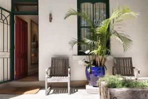 une terrasse couverte avec 2 chaises et une plante en pot dans l'établissement Garden Terrace in Surry Hills, à Sydney