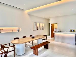 een eetkamer met een houten tafel en stoelen bij 悠日 Lazy Days 澎湖民宿 in Magong