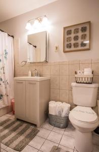 Baðherbergi á Spacious Studio, Coolidge Corner, Public Transpor