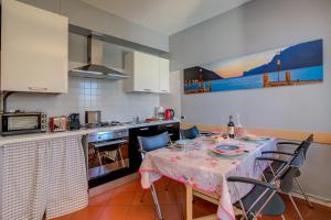 una cocina con mesa y mantel. en Casa al Cor Apartments - Happy Rentals, en Nago-Torbole