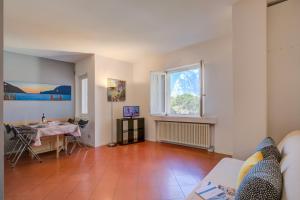 sala de estar con mesa y ventana en Casa al Cor Apartments - Happy Rentals, en Nago-Torbole