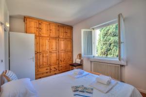1 dormitorio con cama y ventana en Casa al Cor Apartments - Happy Rentals, en Nago-Torbole