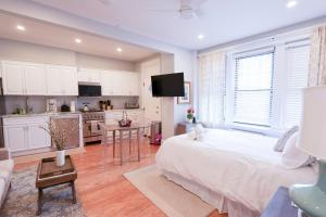 1 dormitorio con 1 cama grande y cocina en Sunny,cozy,near Bc,bu,boston,mbta, en Boston