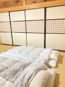 一棟貸し別荘つる客房内的一张或多张床位