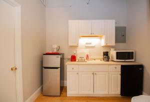 Een keuken of kitchenette bij Boston Room W Great Amenities, Priv Bath, Kitchen
