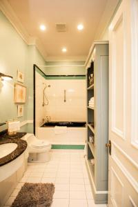 Et badeværelse på Boston Room W Great Amenities, Priv Bath, Kitchen