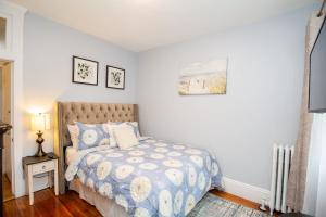 Ένα ή περισσότερα κρεβάτια σε δωμάτιο στο Renovated 1br, Washington Sq, Longwood, Green Lin